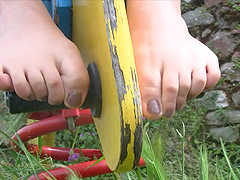 Amateur chick show her toes for a foot fetish outdoors