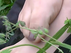 Outdoor foot fetish with a lovely teen in a close up