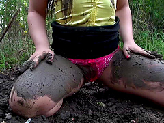 Dirty solo model pisses in the mud and rolls in it to make you horny