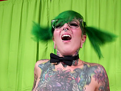 Alternative bombshell covered with tattoos has her pussy drilled