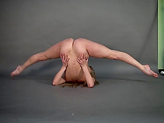 Flexible blonde model Anna Nebaskowa demonstrated her abilities