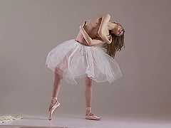 Russian ballerina Ksyuha Zavituha loves to dance fully naked