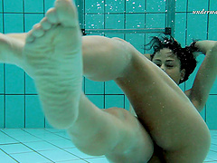 Brunette with nice ass shading bikini then diving underwater