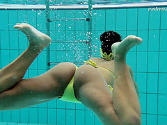 Brunette with nice ass shading bikini then diving underwater