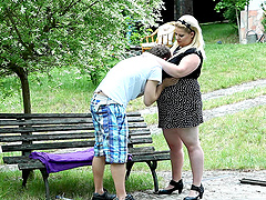 Arousing face sitting and pussy wasting with round Domme in the park