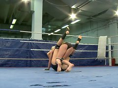 Aspen and Blond Cat struggle on a ring and practise fisting