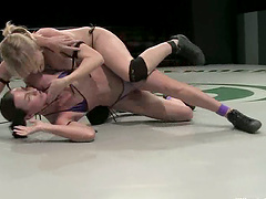 Girls Wrestling: Blonde Gets An Undisputed Victory Over Her Opponent!